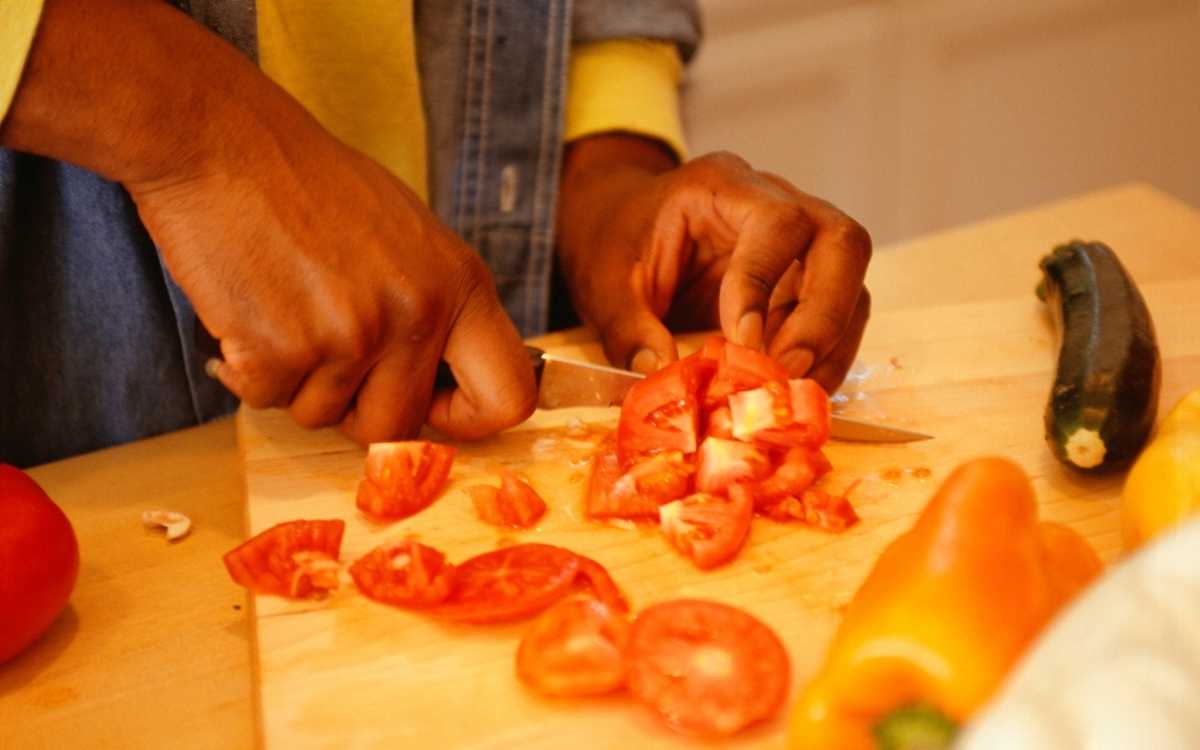 Image-of-man-chopping-tomatoes-for-bearded-dragons-to-eat